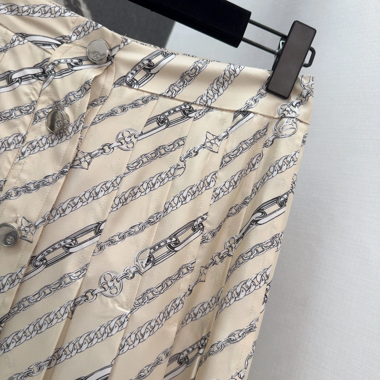Victoria- 8V MONOGRAM Real silk item:E-F240B2316