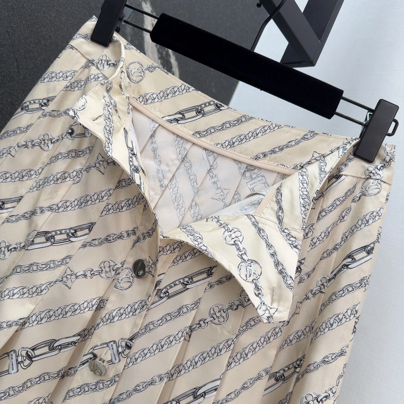 Victoria- 8V MONOGRAM Real silk item:E-F240B2316