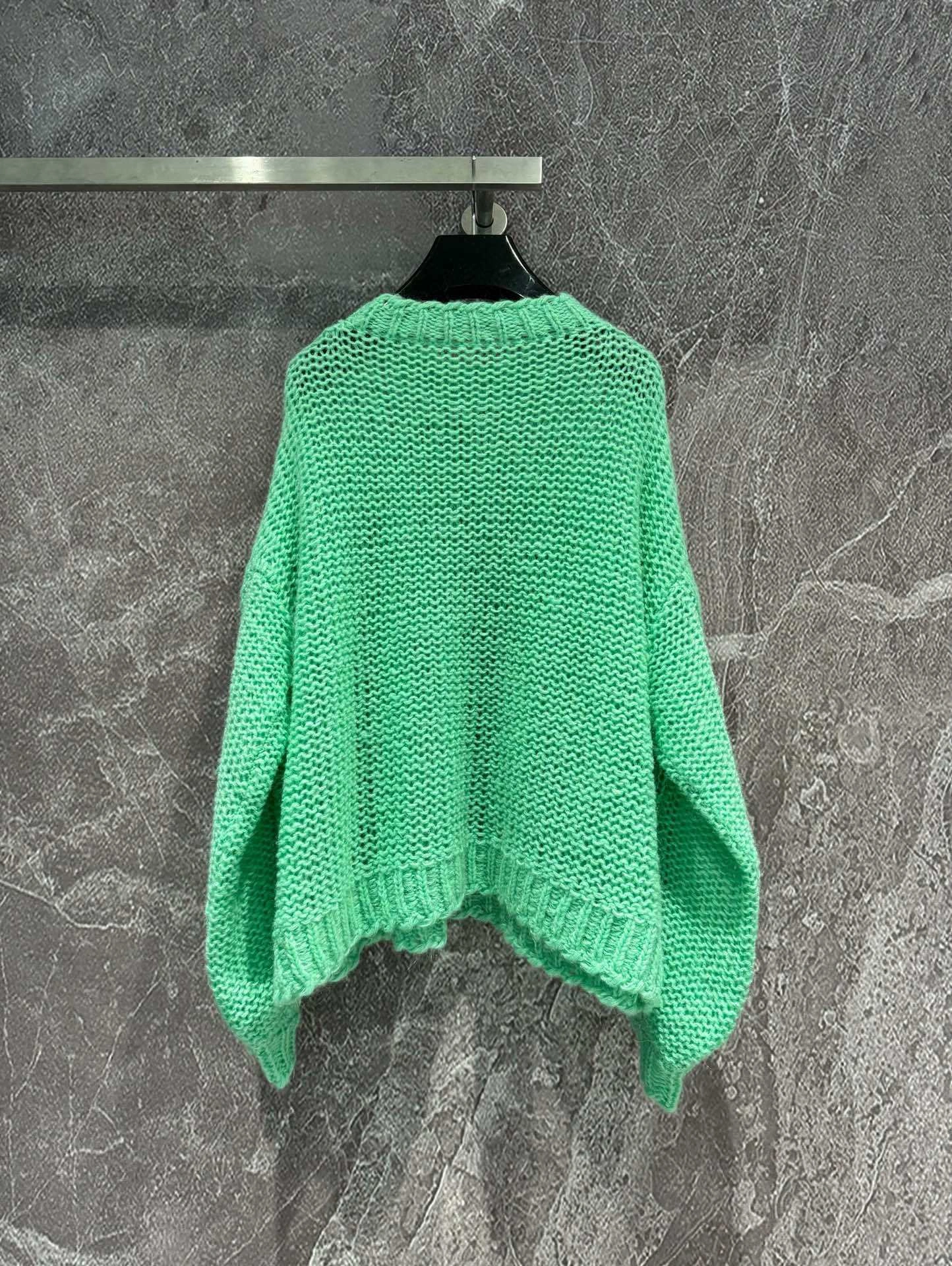 Victoria- 8o5w5 oversized 4colour item:D-F240H2646-4