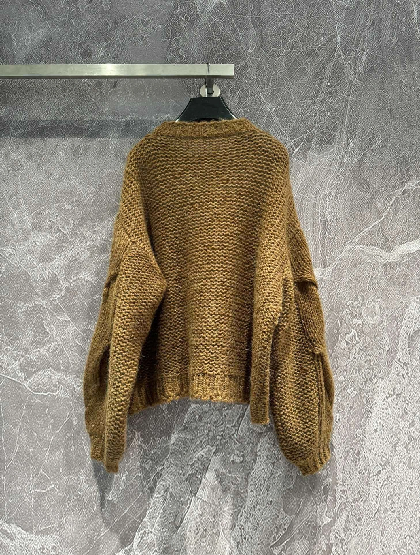 Victoria- 8o5w5 oversized 4colour item:D-F240H2646-4
