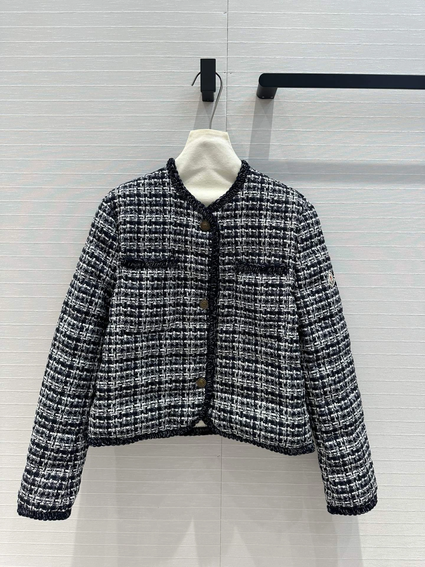 Victoria-7o9385r item:D-F061H1625