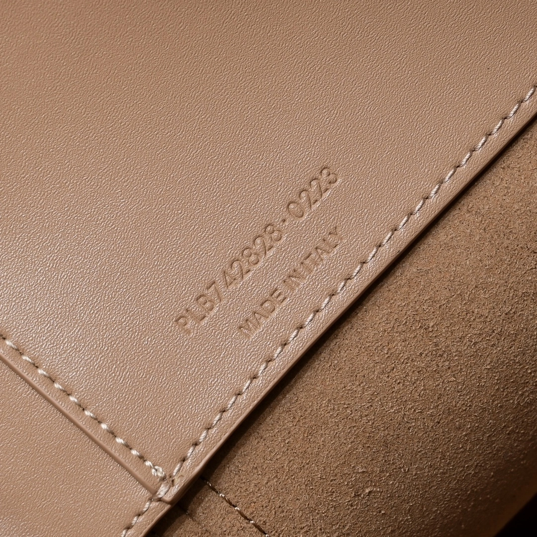 &Yv5s 749036-2R20W-2721 Calfskin item:DT-B225E2629