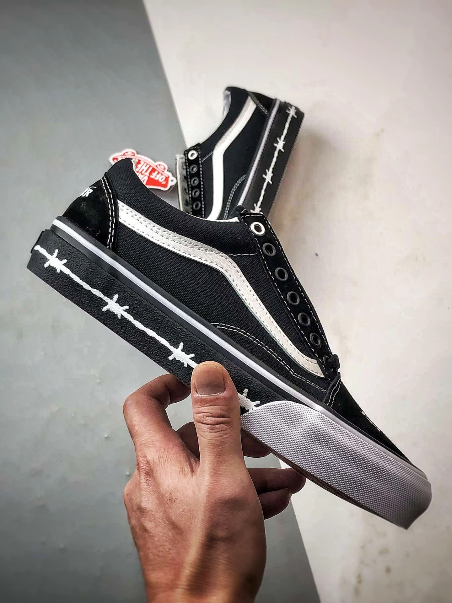 Flying pig--Other brands VN000E9TMCG V19s x Travis Barker Old Skool item: E-X000L2819B