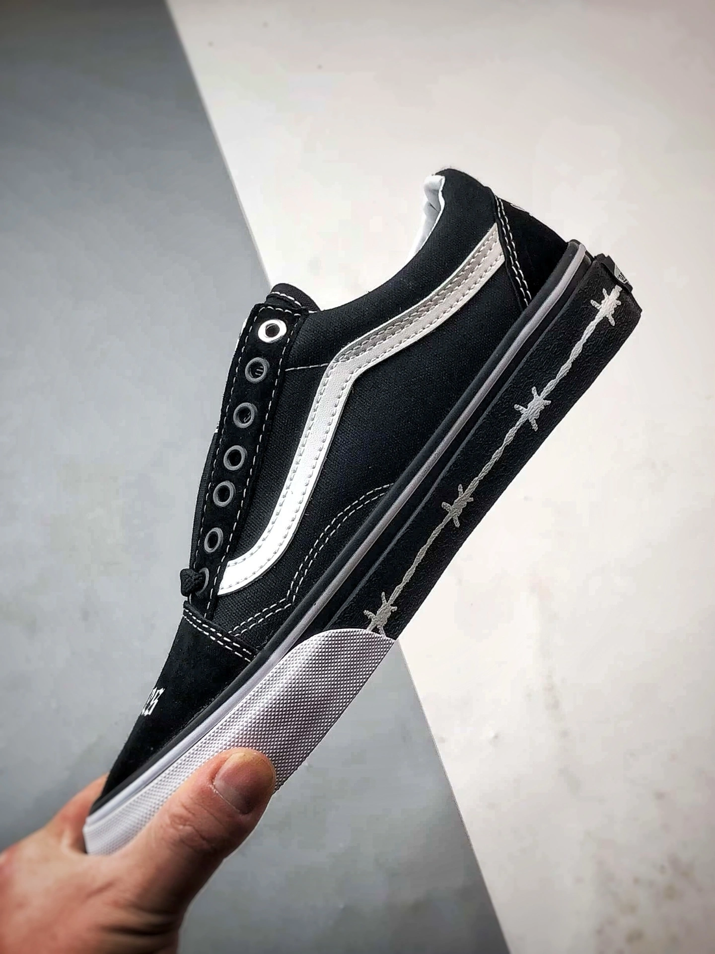 Flying pig--Other brands VN000E9TMCG V19s x Travis Barker Old Skool item: E-X000L2819B