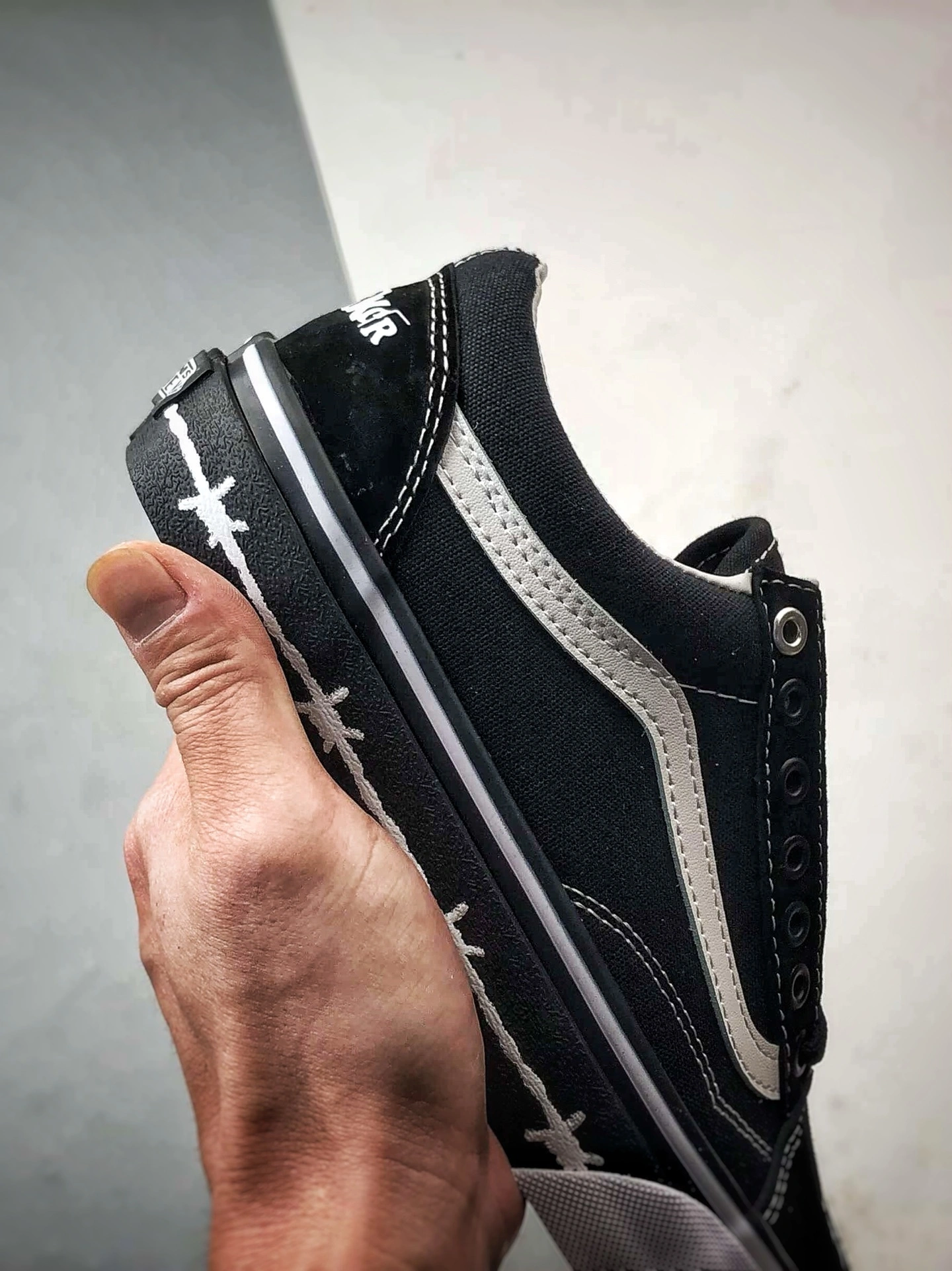 Flying pig--Other brands VN000E9TMCG V19s x Travis Barker Old Skool item: E-X000L2819B