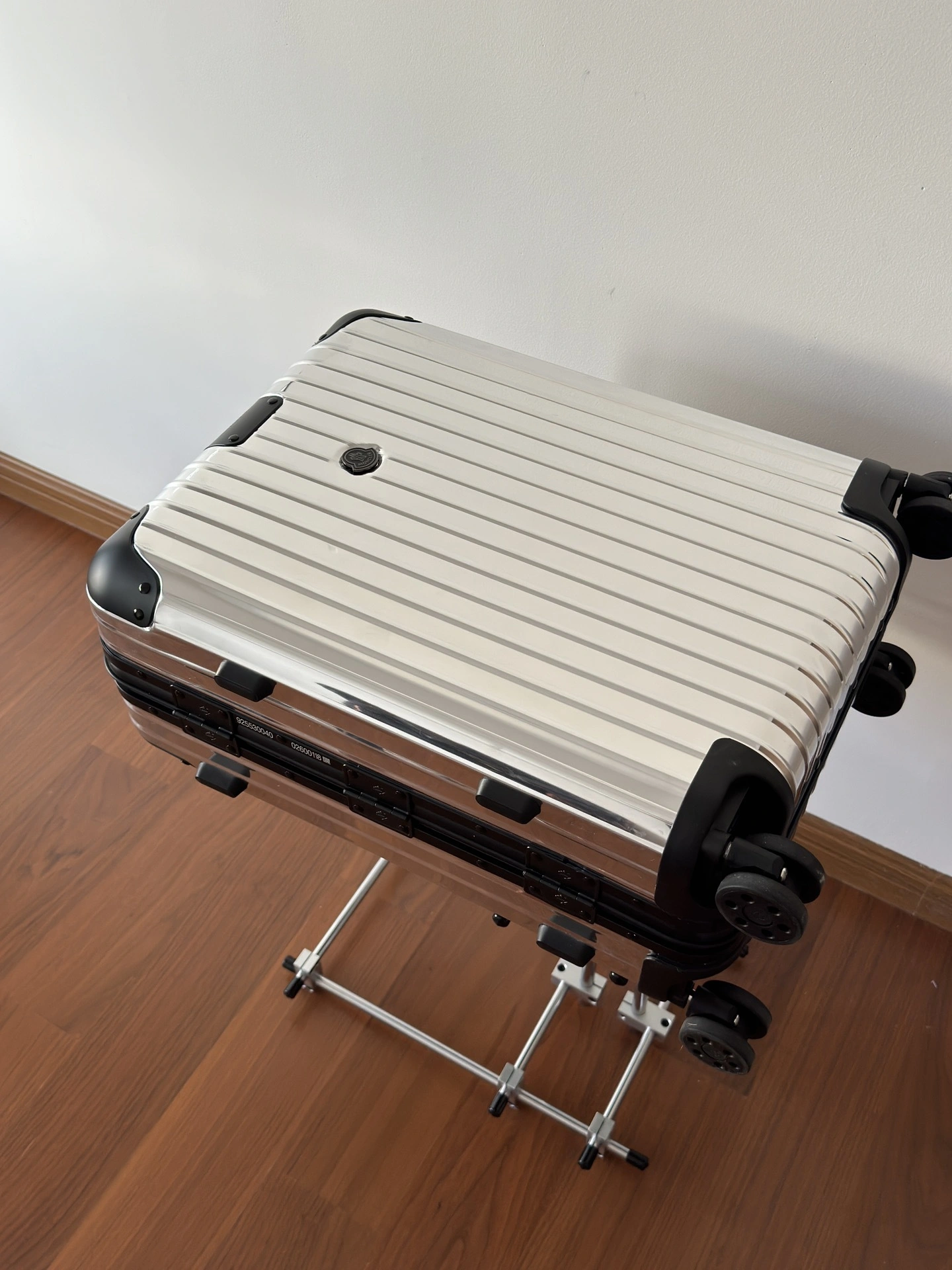 MOMO-- Ri7ow1 92590053 high quality version Moncler x Rimowa Reflection item:E-B000J2315H