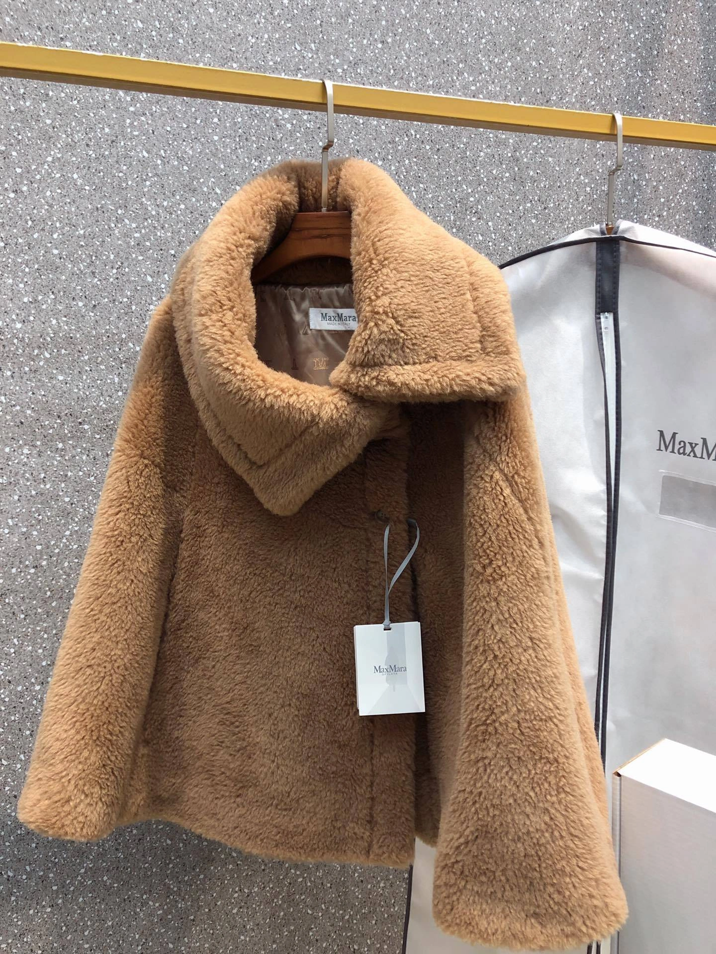 Victoria- 71x71r1 84% Camel hair cloth12% Silkworm4% Camel hair 2colour item:D-F244J3039-2