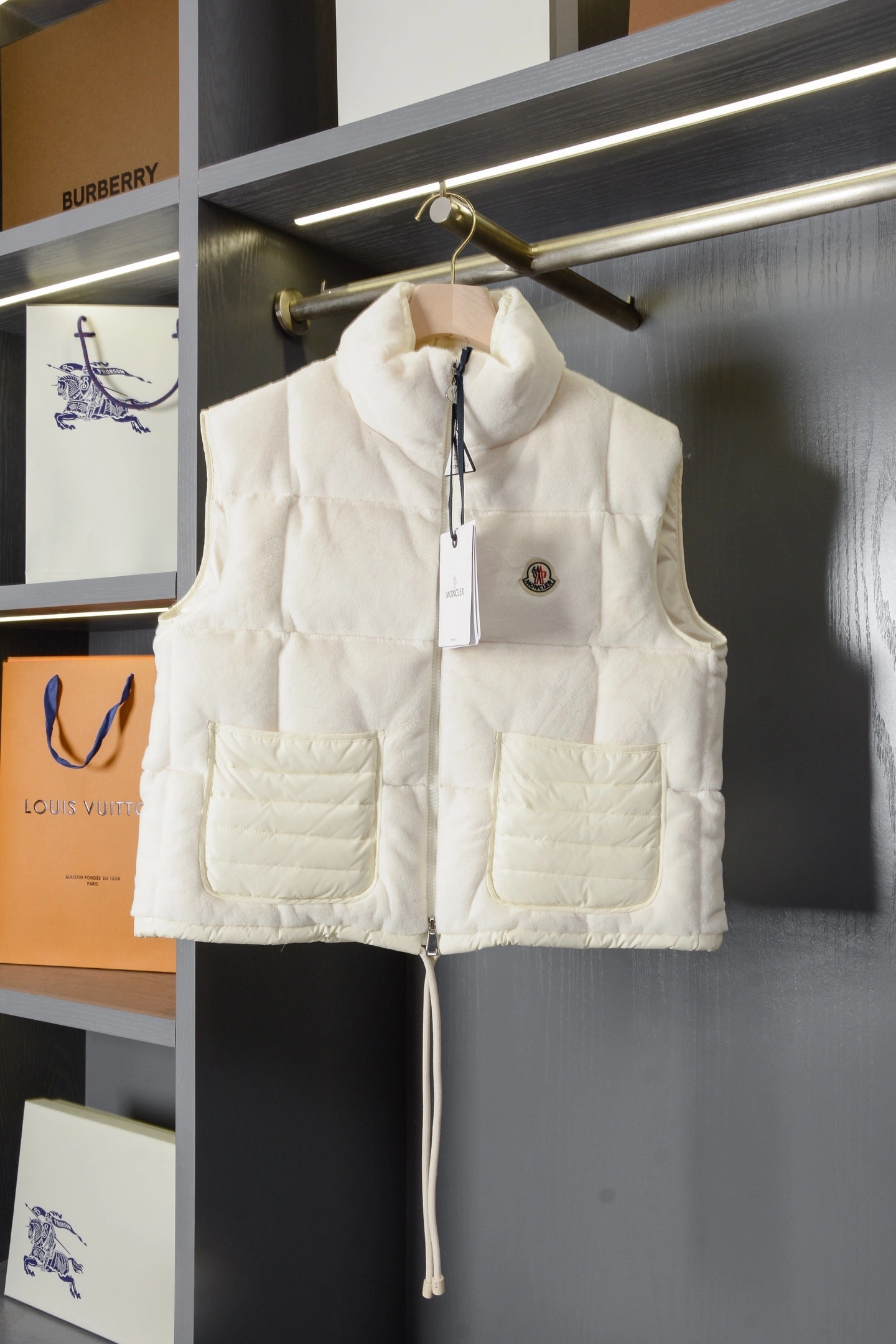 Victoria- 7o9385r Down jacket embroidery 90% goose down 2Colour item:E-F020K1606-2H