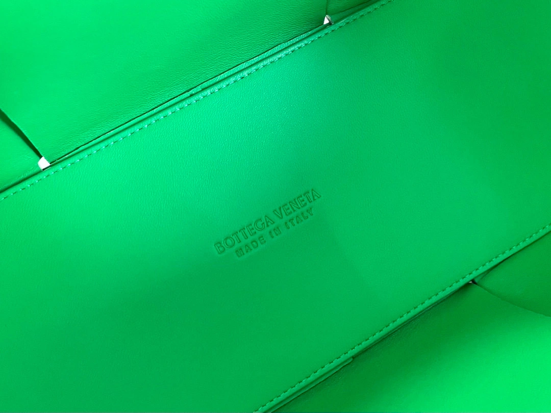 MOMO- high quality version 609175VMAY33038 609175-VMAY3-3038 Arco tote item：B-B063I0708C