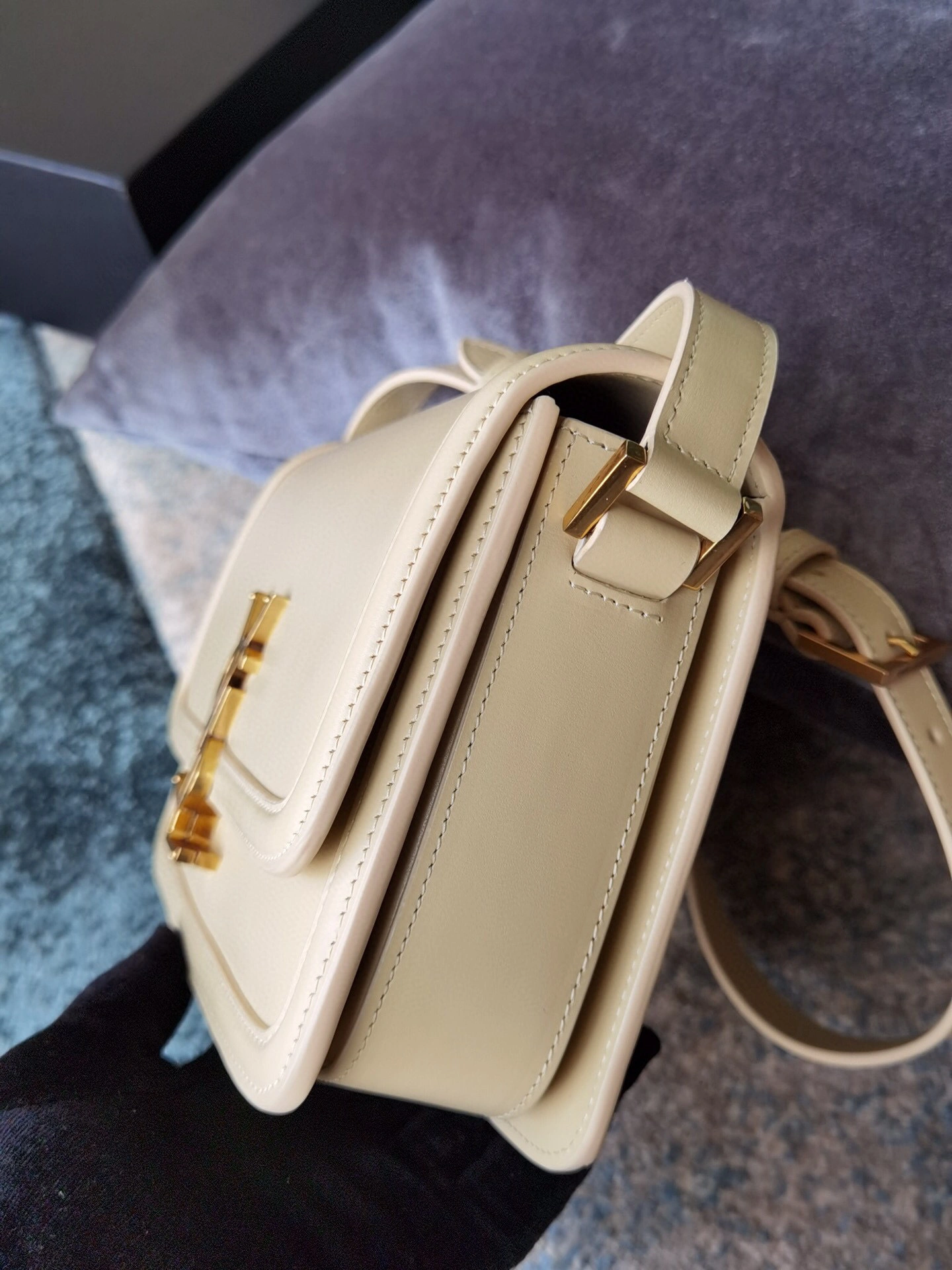 &shoulder bag buttermilk skin 634306,counters quality item: 086J063BO880J0794