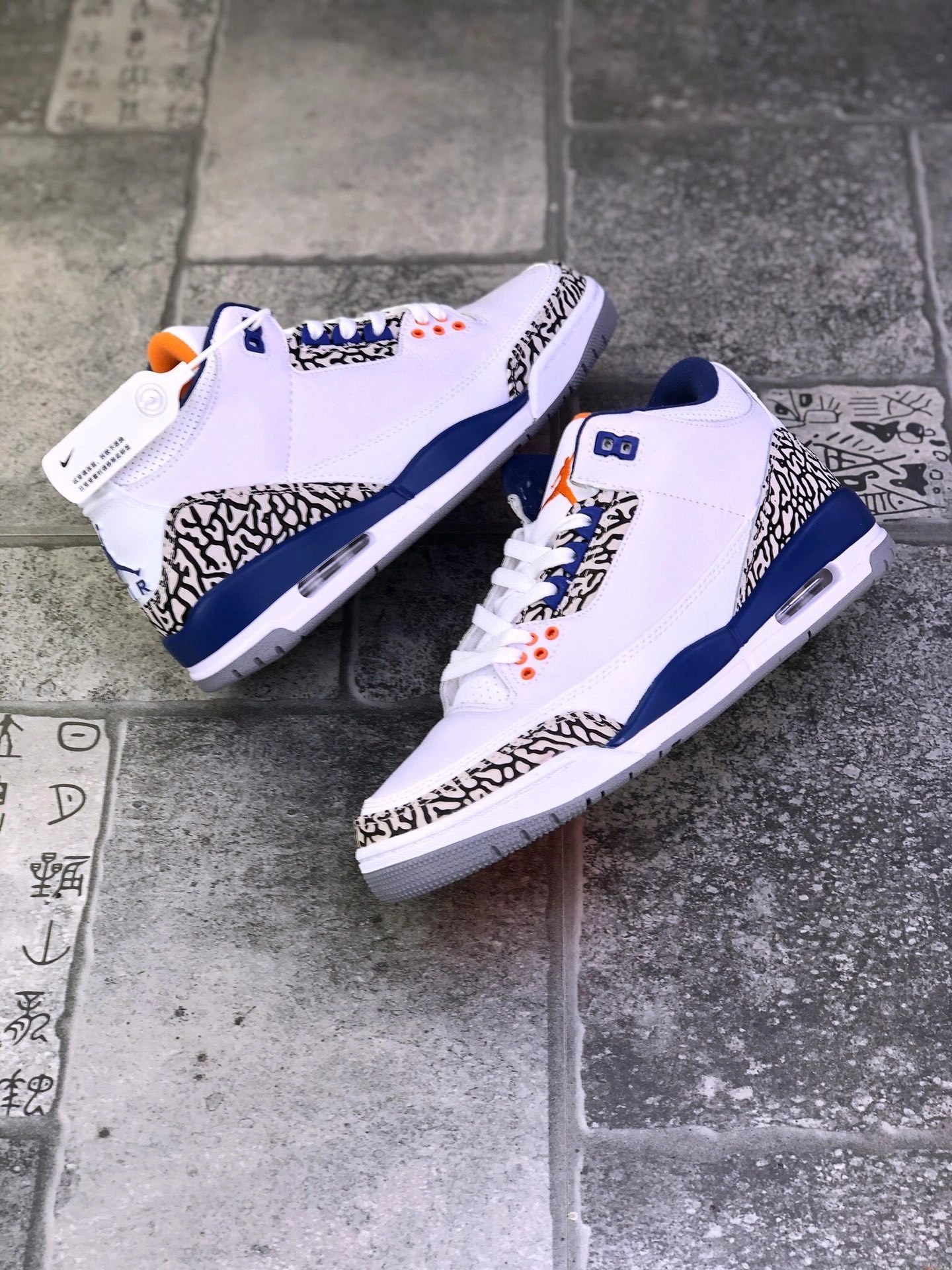 sneakers3a-- 136064-104 item:C-X000C2033