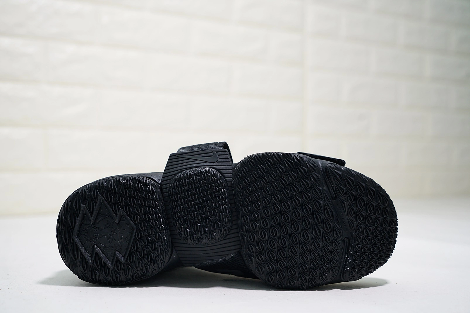 sneakers3a-- AO1068-100 item:C-X067D04125