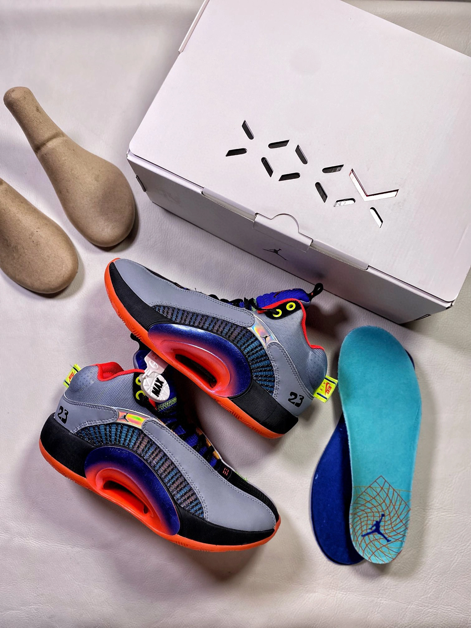sneakers3a- Center of Gravity" DC1493-001 item : B-X030C0416O