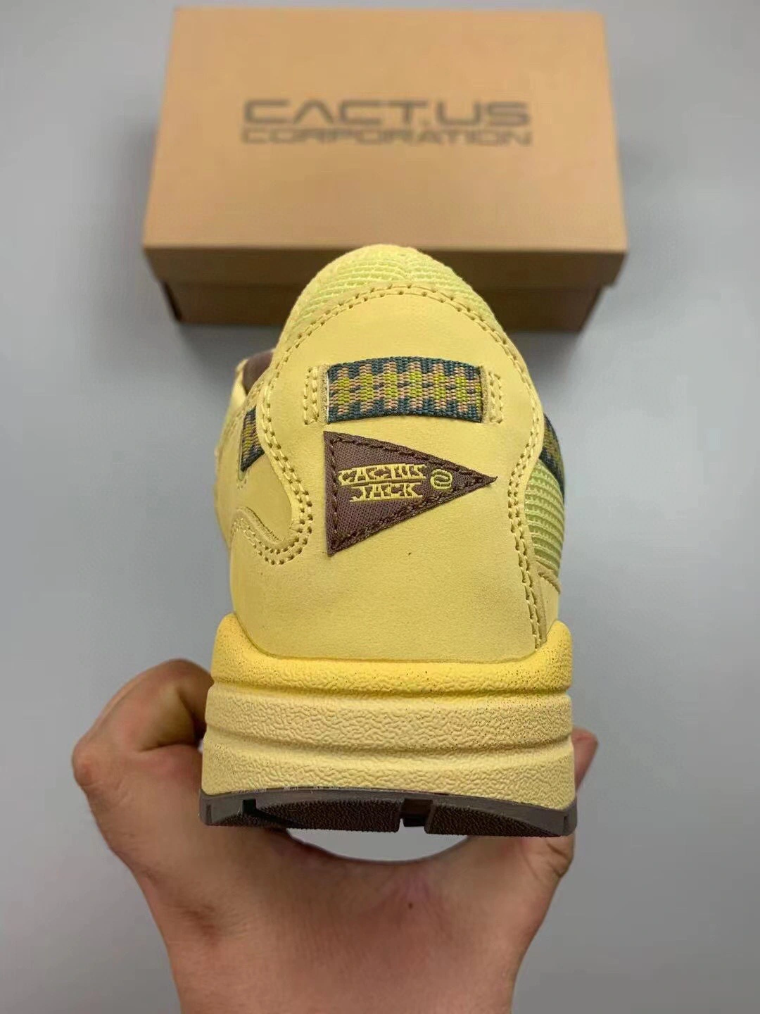 sneakers3a- DO9392-700 DO9392-700 item : B-X032C0413O