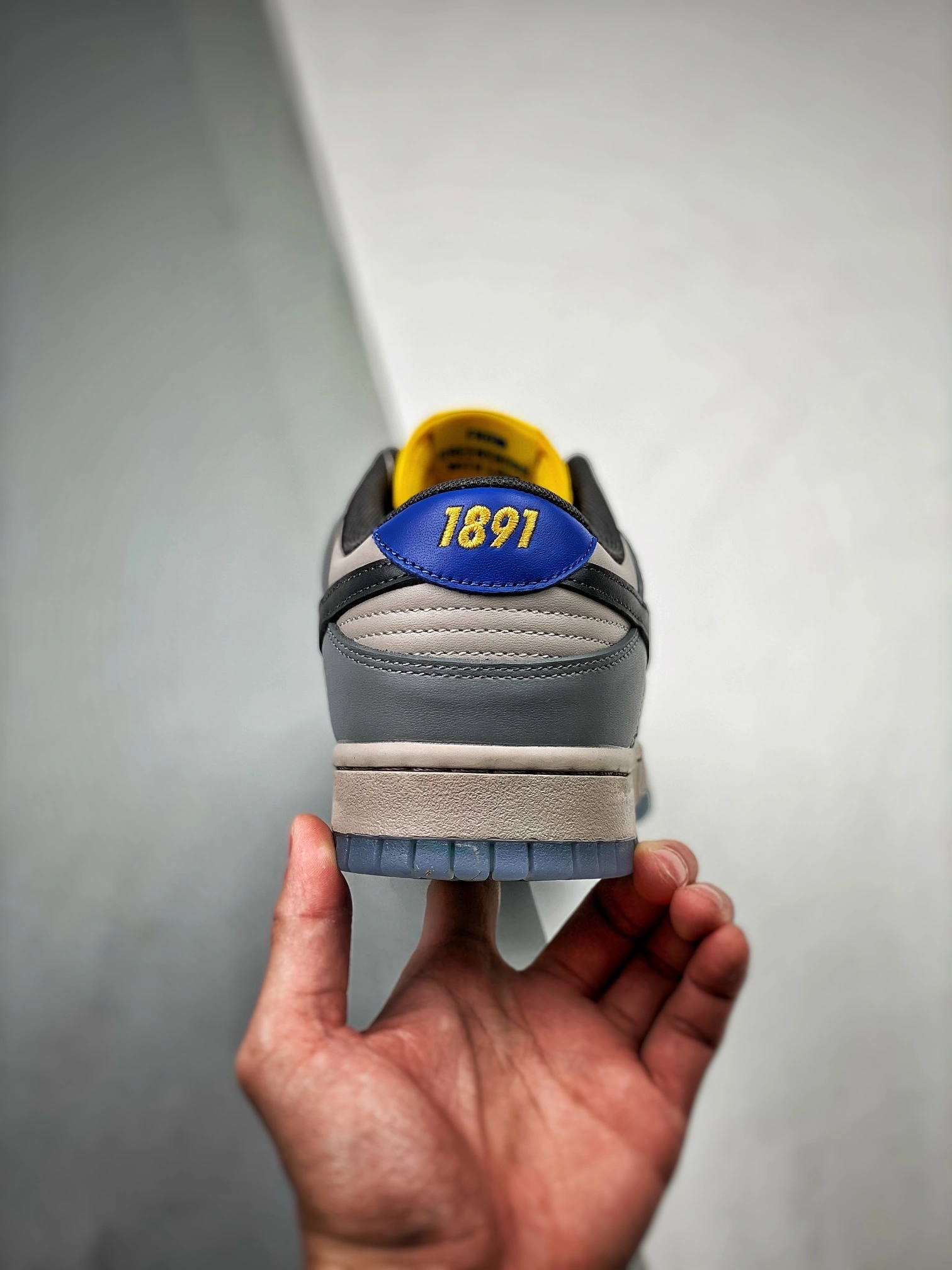 sneakers3a--DR6187-001 item:C-X401D04115