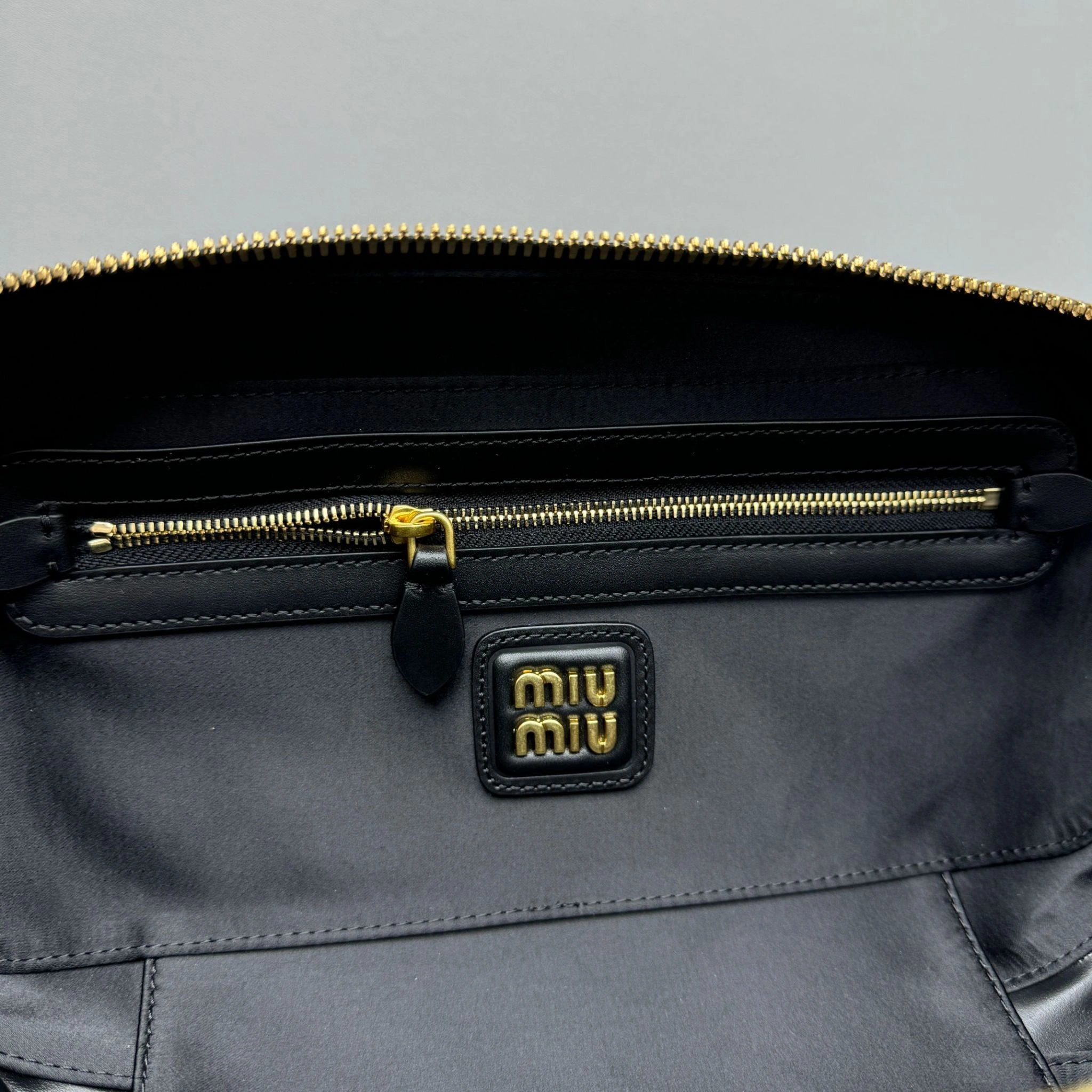 MOMO- 7iu7iu 5BB148-2F8K-F0002-V-OOO SS23 Softy Padded high quality version item:E-B664G2007