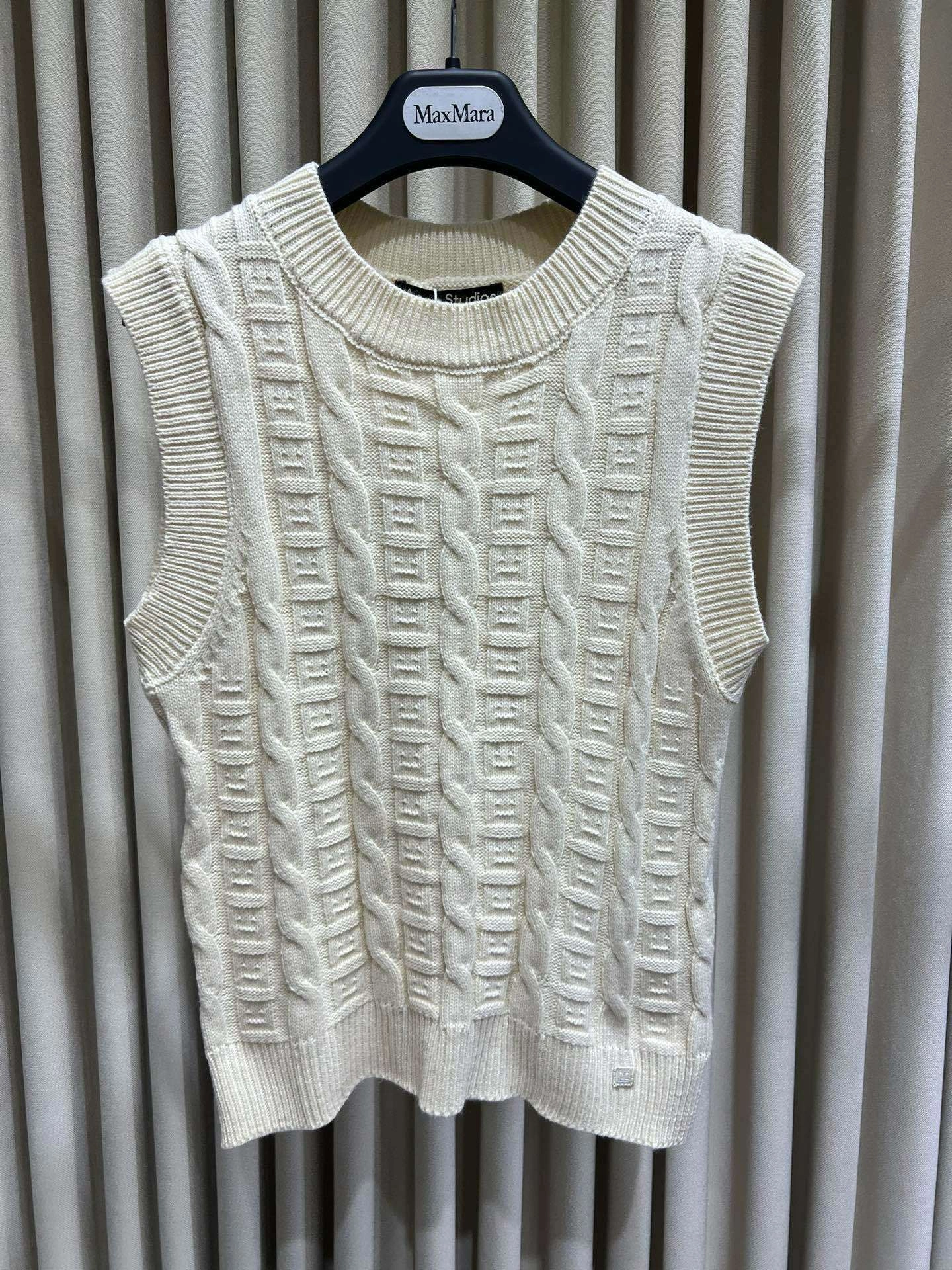 victoria- 1395 2Colour item:D-F140G2445-2