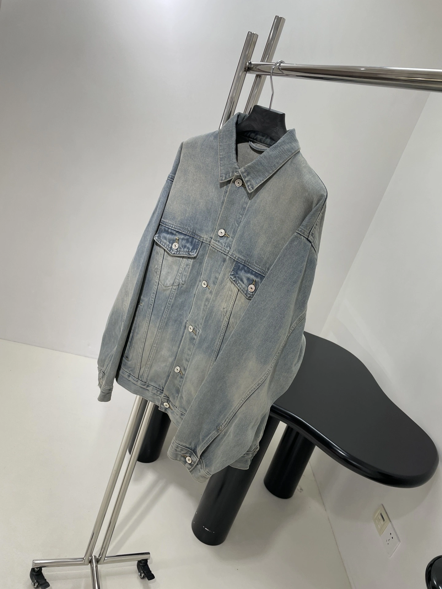 victoria- 218593i16 oversized item:D-F240G0967
