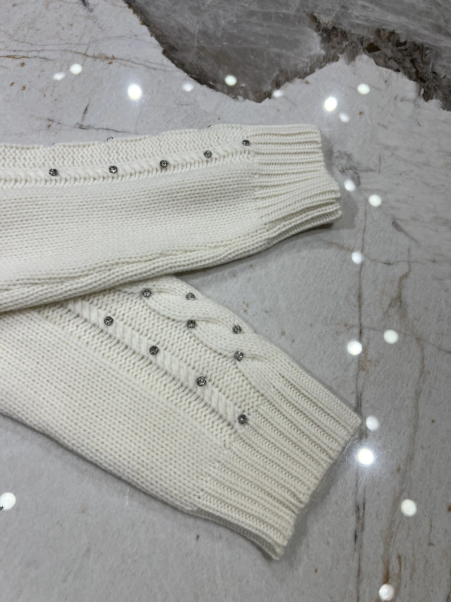 victoria- 71x71r1 cashmere 2Colour item:D-F140J2136-2
