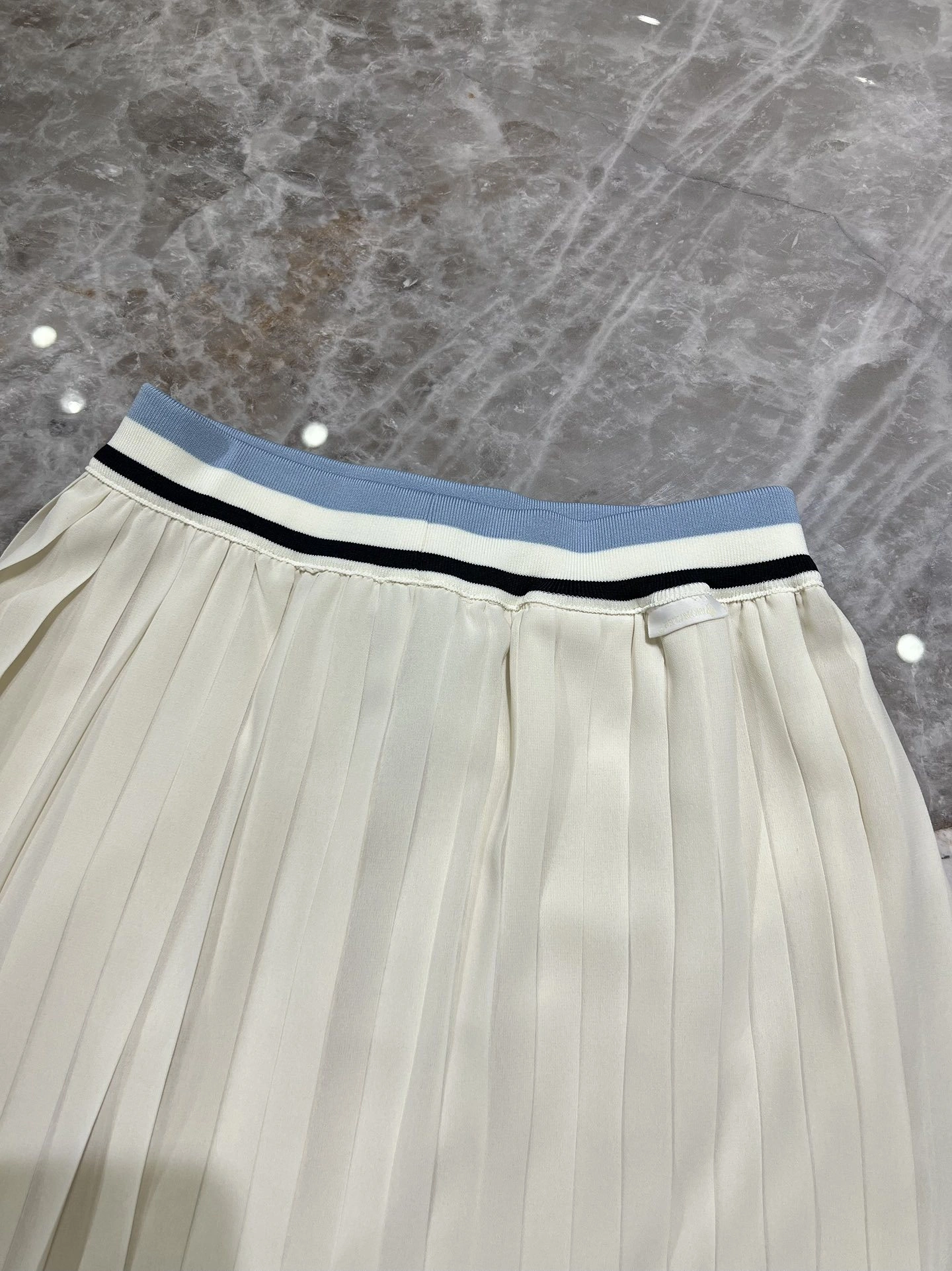 victoria- 7o9385r item:D-F140G2441