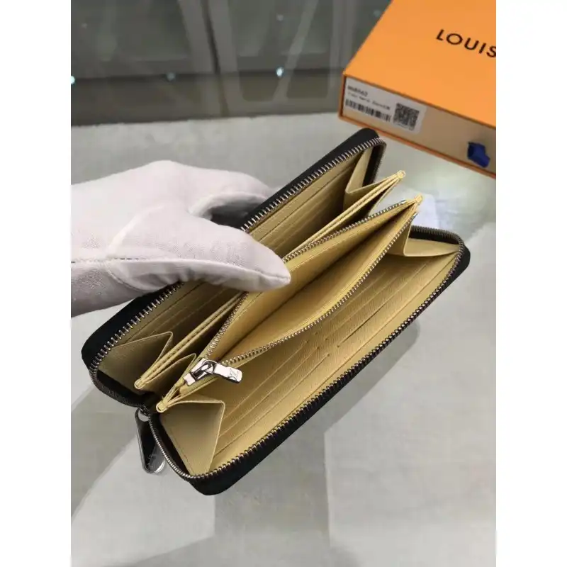 LV Bags 19B570154