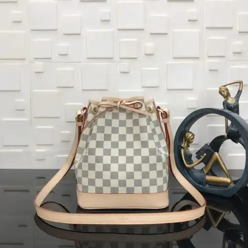 LV Bags 19B570334