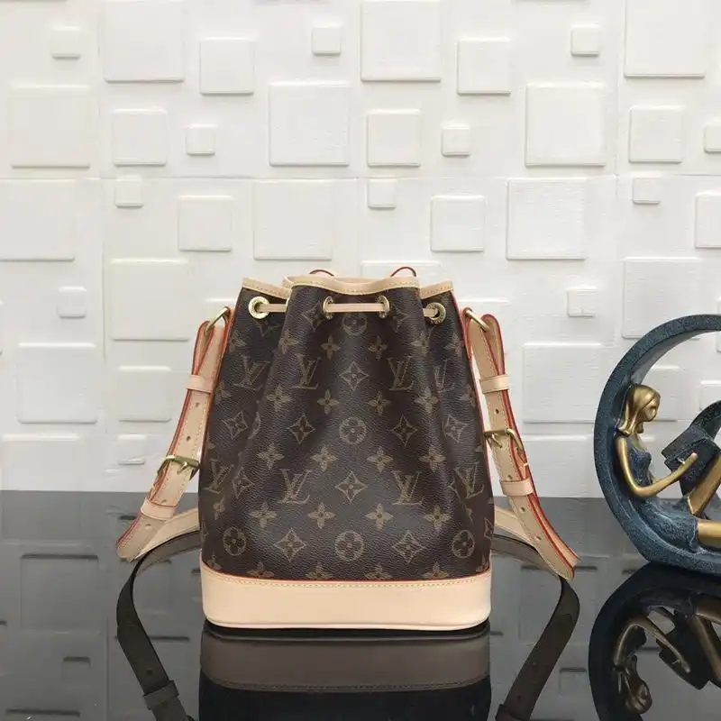 LV Bags 19B570335