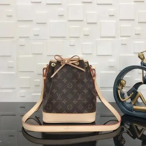 LV Bags 19B570335