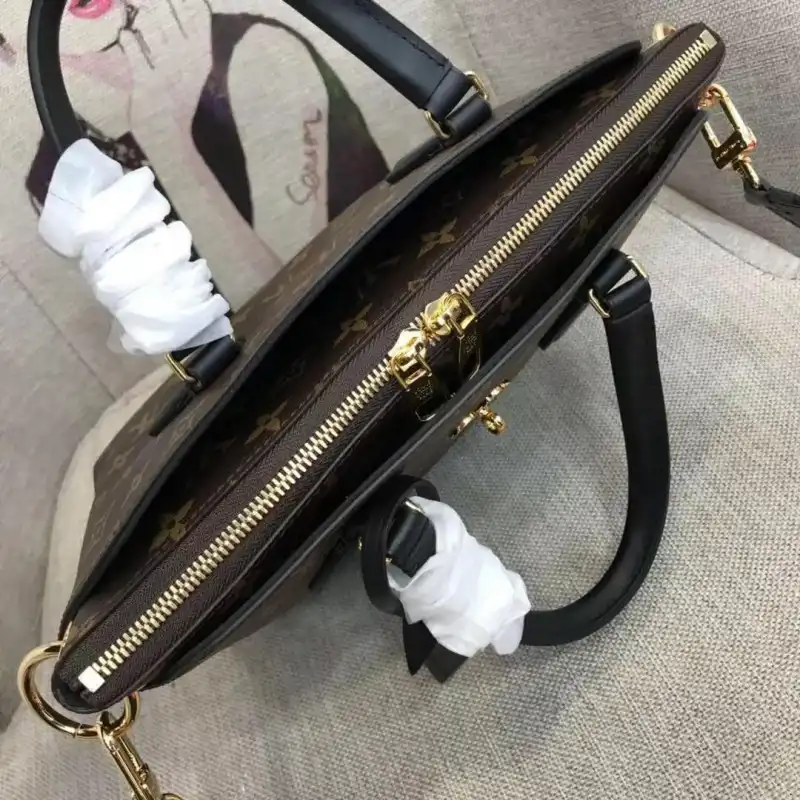 LV Bags 19B570430