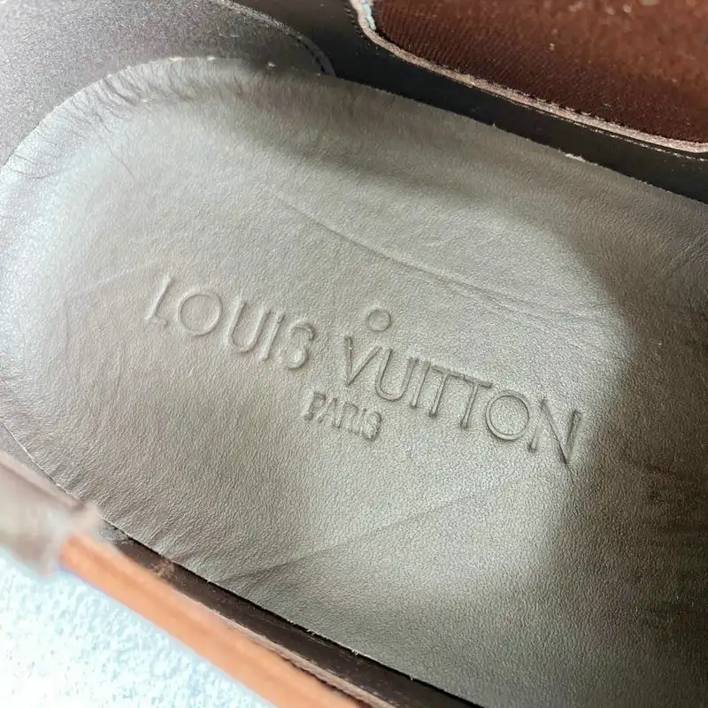 Official FashionRep LV Shoes 2005SH0049