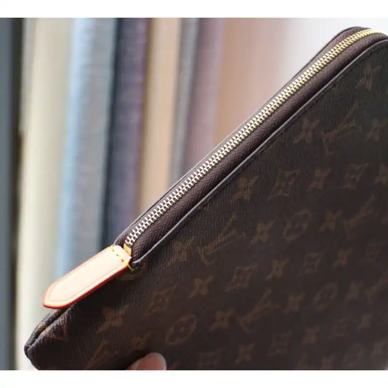 LV Bags 2010B570043