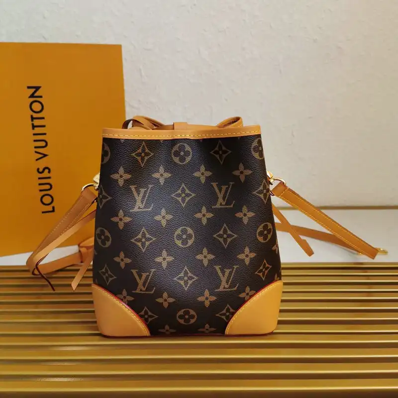 LV Bags 208B570018