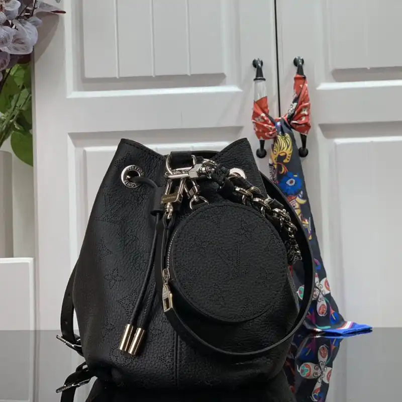 LV Bags 208B570097