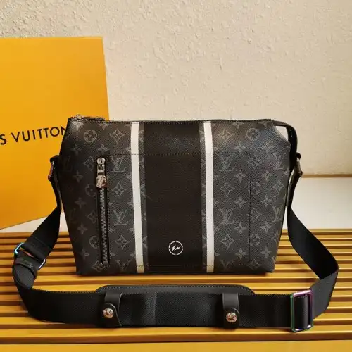 FASH LOUIS VUITTON Bags 204B570003