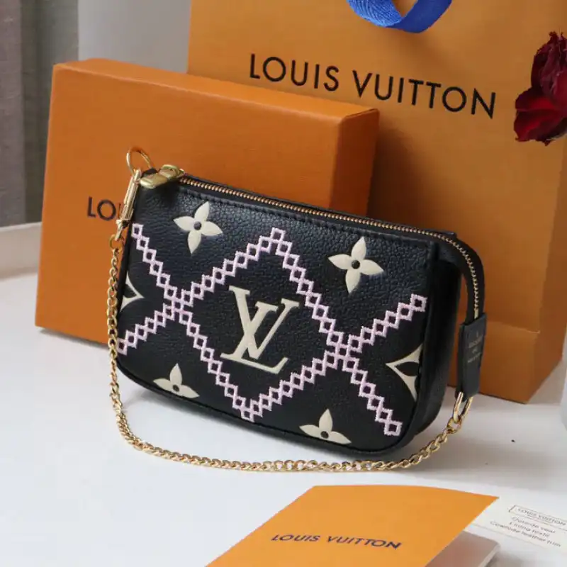 LV Bag 2204DJ0004