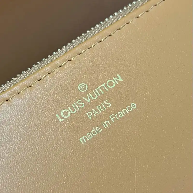 LV Bag 2204YA0038