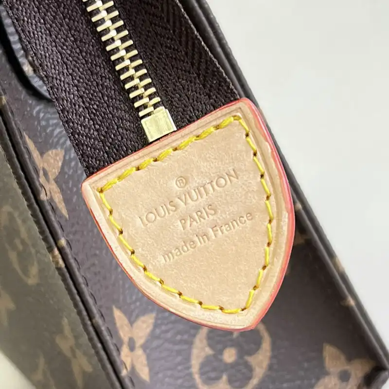 LV Bag 2204YA0040