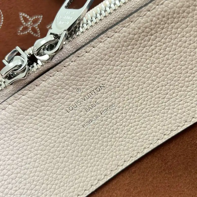 LV Bag 2204YA0057