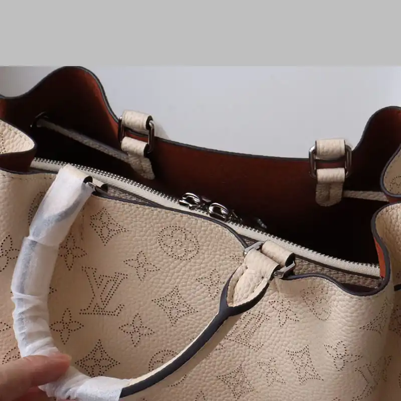 LV Bag 2204YA0057-1