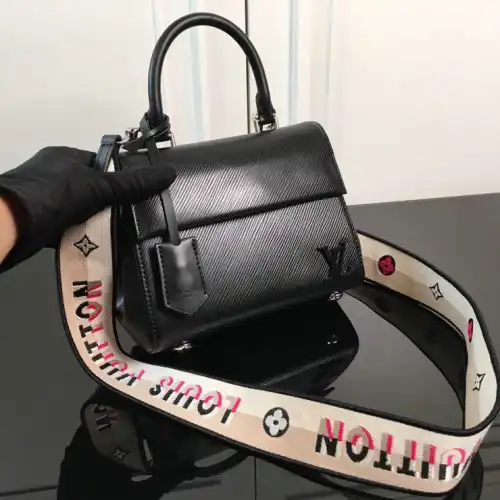 LV Bag 2208DJ0015