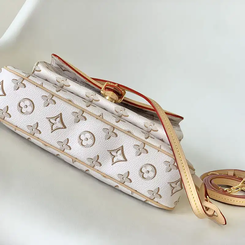 LV Bag 2209HT0004