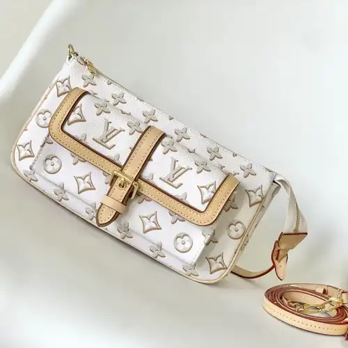 LV Bag 2209HT0004