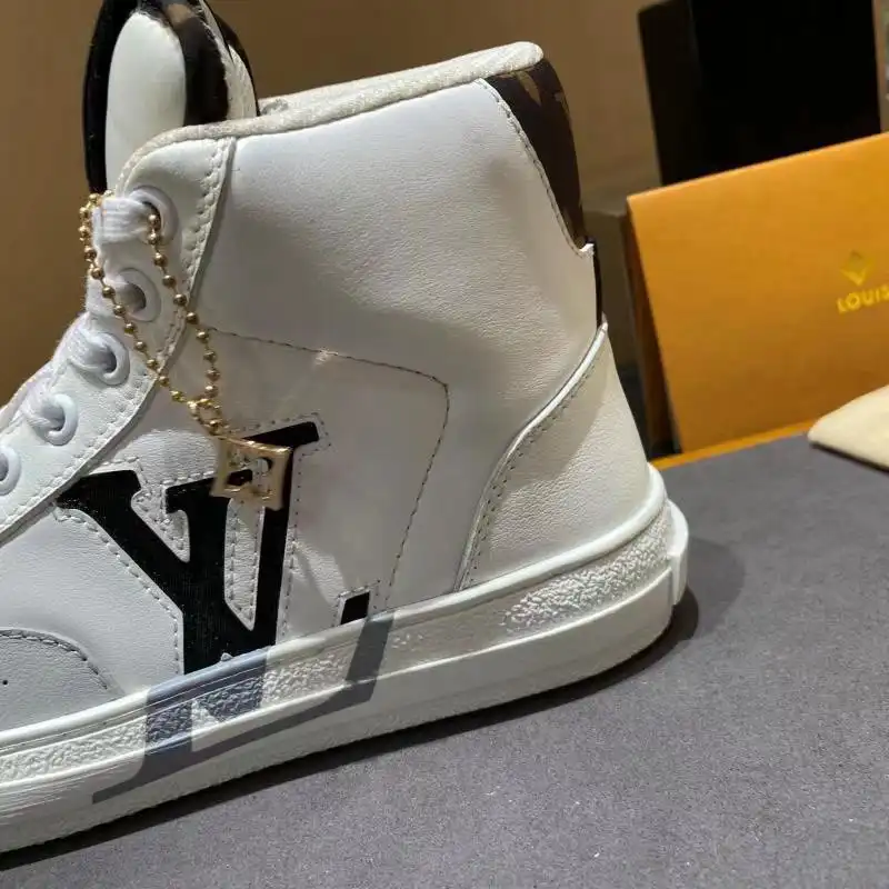 Official FashionRep LV Shoes 2209MP0019