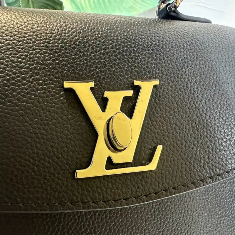 LV Bag 2211YA0009