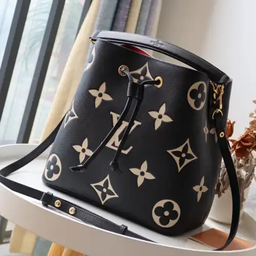 LV Bag 2302HT0010