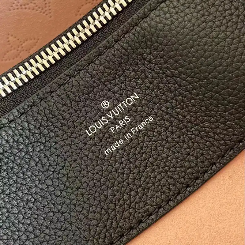 LV Bag 2302HT0015