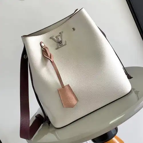 LV Bag 2308DJ0102