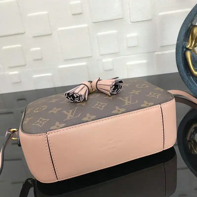 LV Bags 19T1L0069