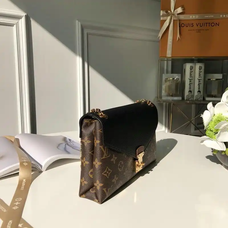 LV Bags 19T1L0186