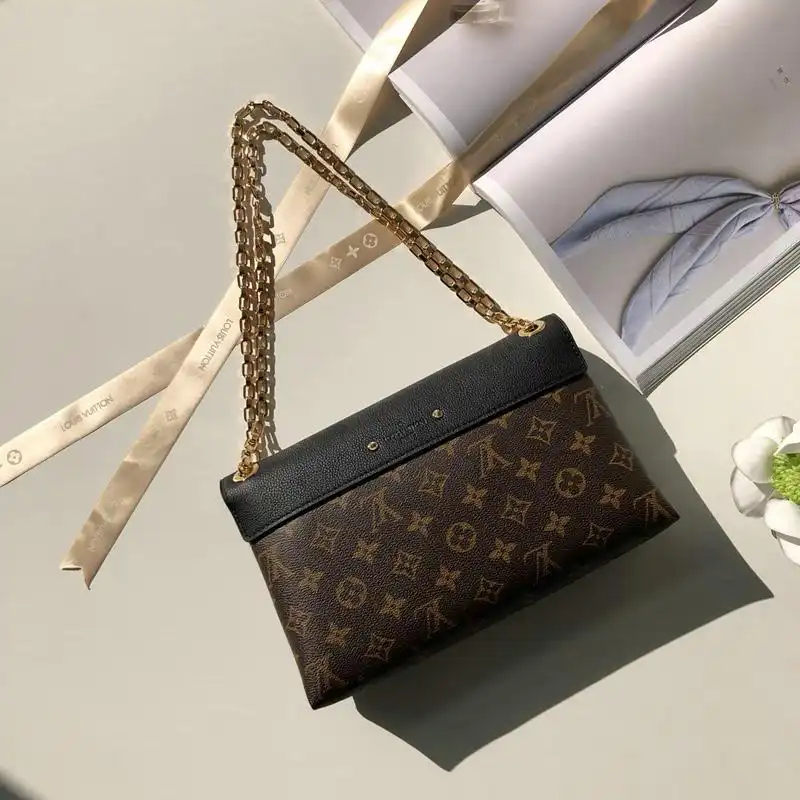 LV Bags 19T1L0186